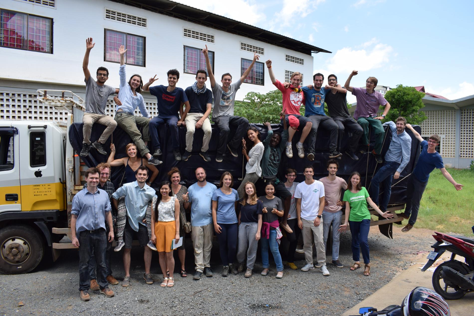 L'équipe devant le camion