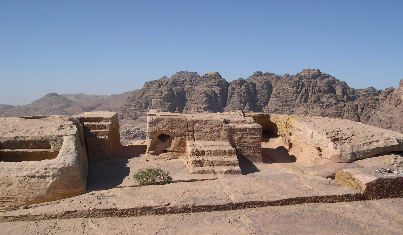 La plateforme cultuelle rupestre du Jabal Madhbah (L. Tholbecq)