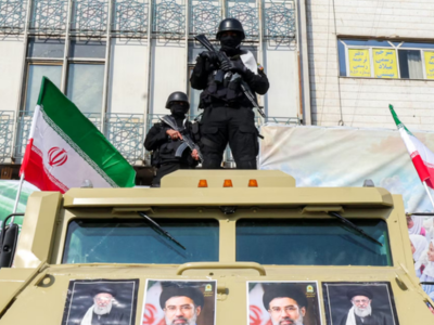 Des militaires surveillent un rassemblement organisé à Téhéran, le 9 mars, à l’occasion de l’officialisation de la désignation de Mojtaba Khamenei au rang de Guide suprême. Atta Kenare/AFP